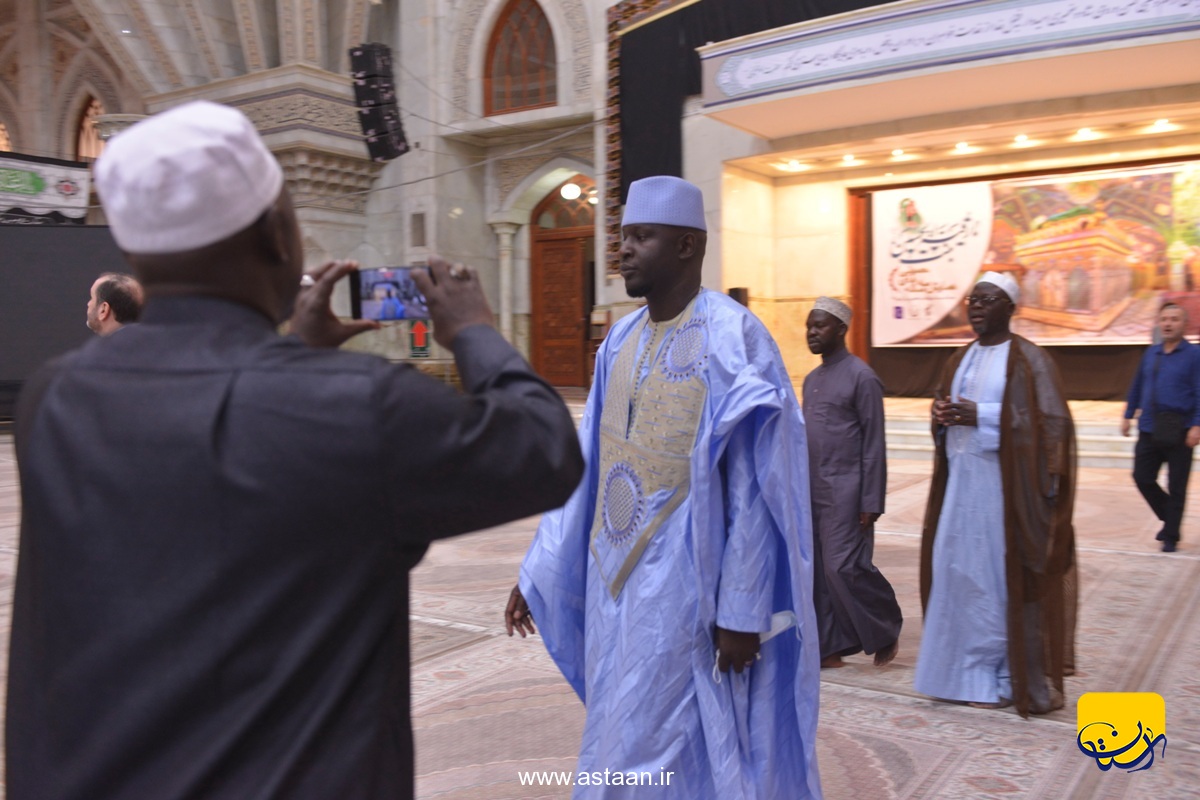 ادای احترام شرکت کنندگان در هفتمین اجلاس بین المللی مجمع جهانی اهل بیت(ع) به مقام شامخ امام راحل