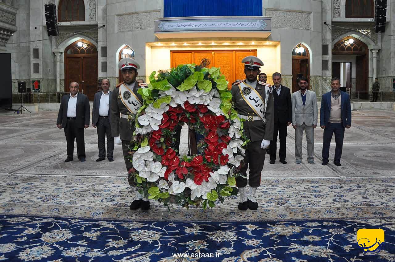 مراسم توزیع هدایای قرارگاه سازندگی خاتم الانبیا(ص) در حرم مطهر امام راحل